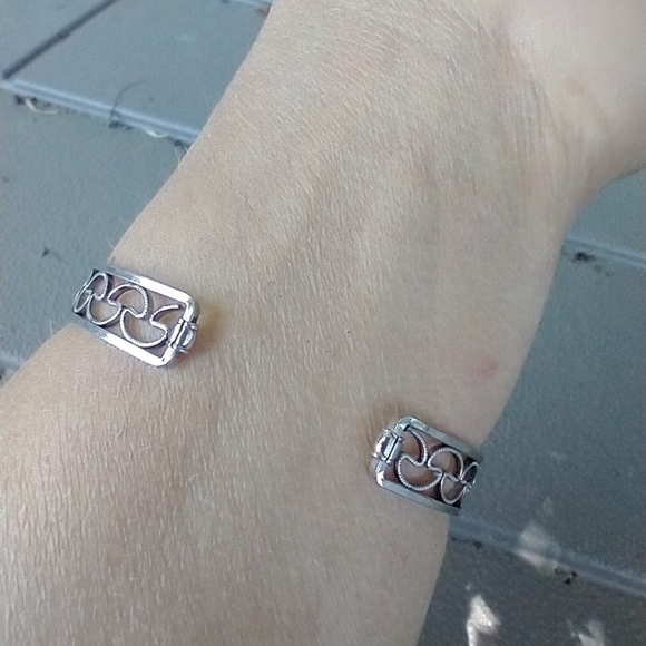 Women's silver tone scroll bracelet. Adjustable. - Picture 2 of 3